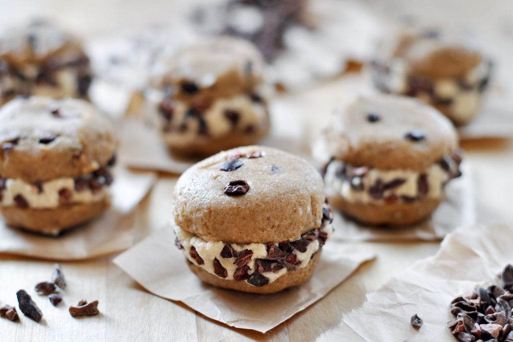 http://thecolorfulkitchen.com/wp-content/uploads/2015/08/Raw-Vegan-Chipwich-2-1024x683.jpg